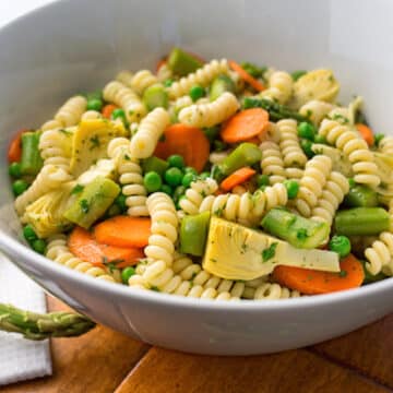 Spring pasta salad with asparagus and peas