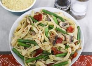 Linguine or Fettuccine with asparagus and mushrooms