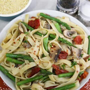Linguine or Fettuccine with asparagus and mushrooms