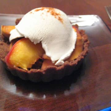 Gluten-free Peach pie with teff crust