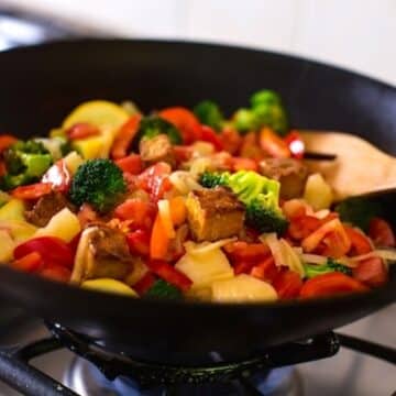 Sweet and sour stir-fried vegetables with tempeh and pineapple