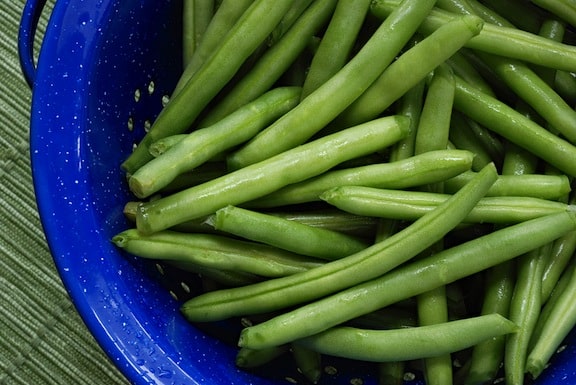 green beans in a colander