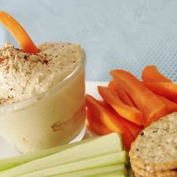 White bean dip with veggies