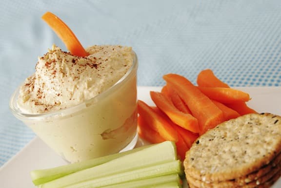 White bean dip with veggies