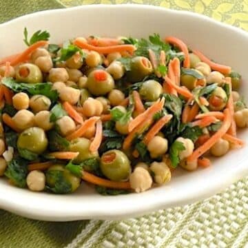 Chickpea salad with olives and parsley