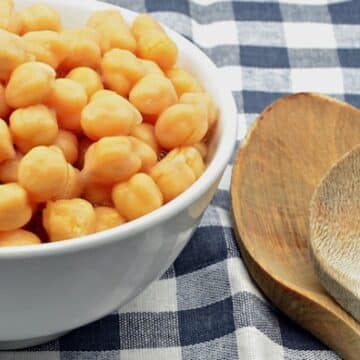 Chickpeas with wooden spoon