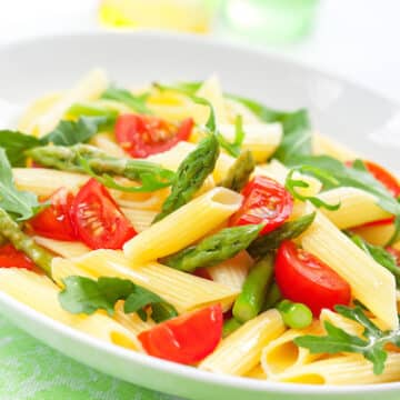 Pasta with asparagus, tomato and arugula