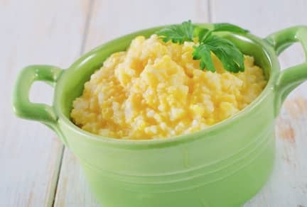 Stoneground grits (hominy grits)