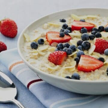 oatmeal with strawberries and blueberries