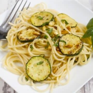 Spaghetti with zucchini and basil