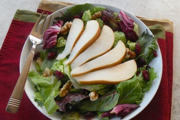 Ensalada de pera, nuez y arándano