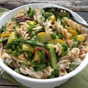 Vegan creamy pasta with asparagus and peas