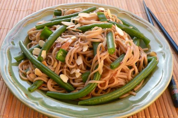Fideos Soba con Alubias Verdes y Almendras