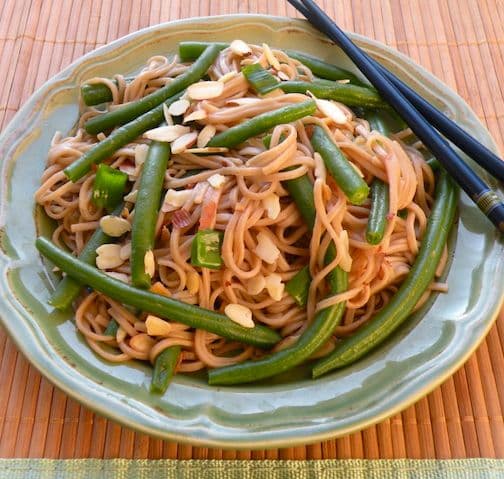 Receta de fideos Soba con judías verdes y almendras