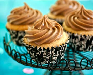 banana cupcakes with chocolate frosting