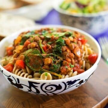 Pasta with hearty spinach and lentil sauce