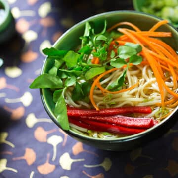 Udon noodle soup with crisp vegetables