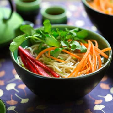 Udon noodle soup with crisp vegetables