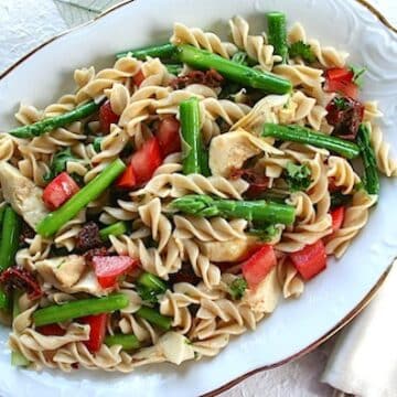 Pasta with asparagus and artichoke hearts