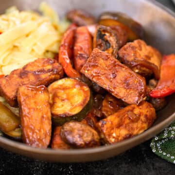 Barbecue-Flavored Tempeh and Vegetables