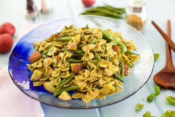 pesto pasta with potatoes and green beans