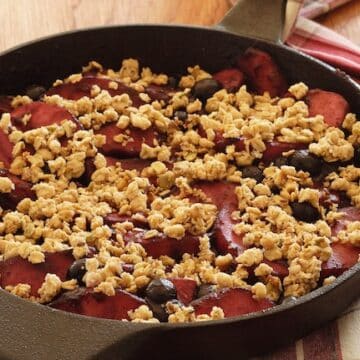 Skillet apple-berry crumble