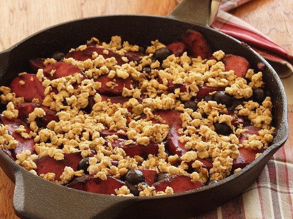 Skillet apple-berry crumble