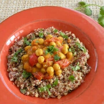 Curried chickpeas with chutney-flavored grains