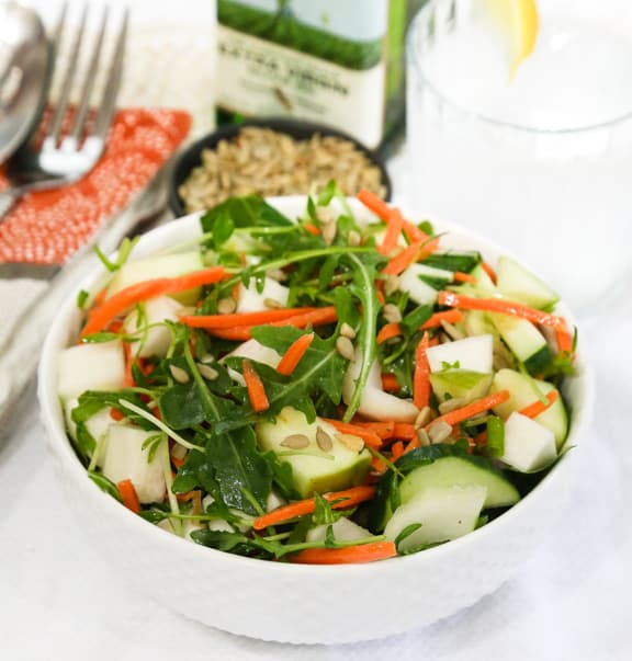 Green salad with apples and sprouts