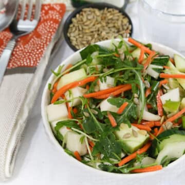 Green salad with apples and sprouts