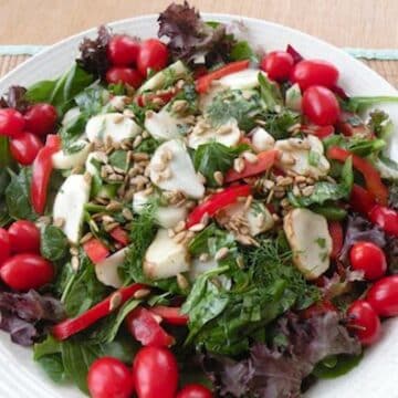 Jerusalem artichoke salad with greens and herbs