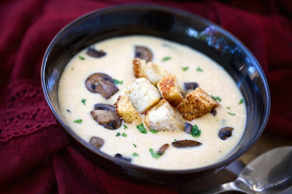 Vegan creamy mushroom soup