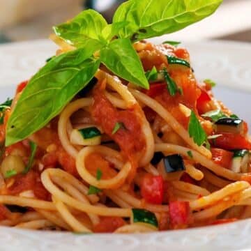 Spaghetti aglio olio with fresh and dried tomatoes