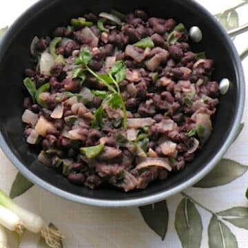 Garlicky skillet black beans recipe
