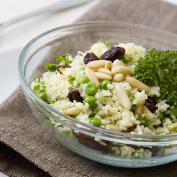 Couscous with peas and raisins