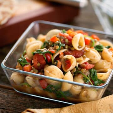 Pasta curry with lentils and spinach