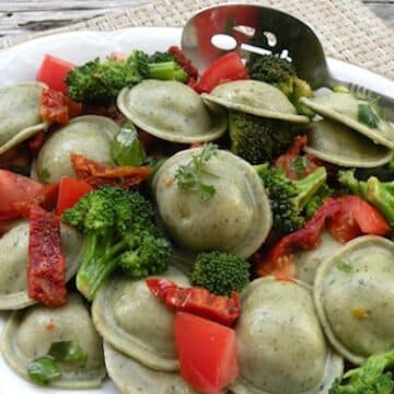 Ravioli with broccoli and dried tomatoes