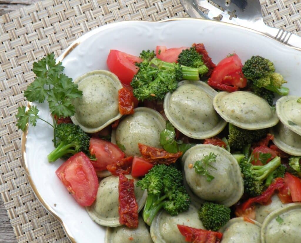 Ravioli with broccoli and dried tomatoes