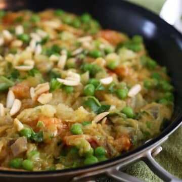 Spagheti squash with peas and almonds