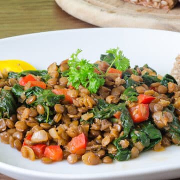 Stewed lentils with spinach and bell pepper