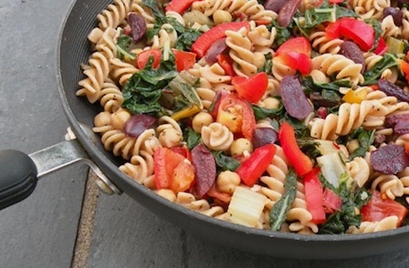 pasta con verduras, garbanzos y aceitunas de Wild About Greens