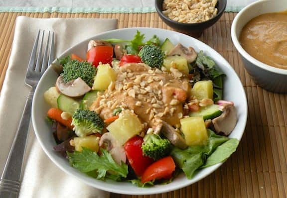 Ensalada de estilo tailandés con aderezo de coco y maní