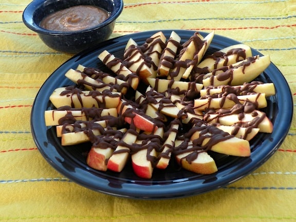 Manzanas o peras salpicadas de chocolate
