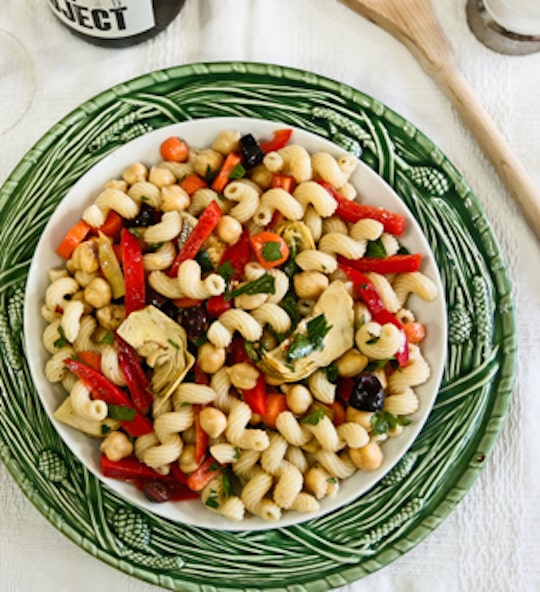 Pasta salad with chickpeas and artichoke hearts
