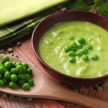 Creamy cashew green pea soup