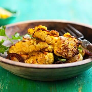 Roasted cauliflower with red onion