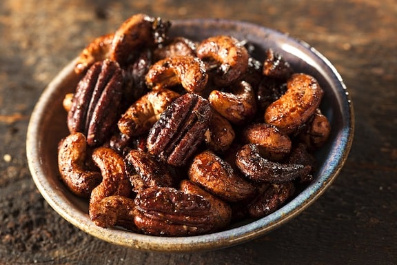Glazed and spiced mixed nuts