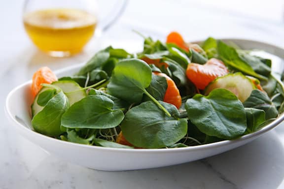 Ensalada de verduras de primavera con pepinos y naranjas
