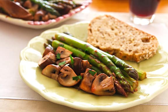 Garlicky asparagus with mushrooms