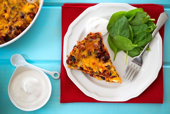 Receta de chilaquiles de cazuela de tortilla de frijoles negros y calabacín